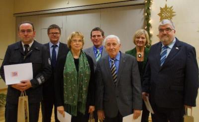 Anita Schneider (2. v. r.), Lars Burkhard Steinz (M.) und Peter Neidel (2. v. l.) gratulierten Roland Kraus, Sabine Mller-Kbler, Klaus Gelchsheimer und Peter Prfer zum Landesehrenbrief. 