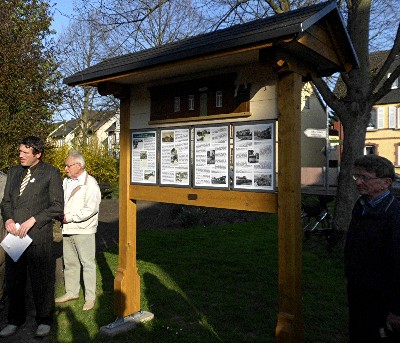 Einweihung der neuen Informationstafel zur Geschichte der Bieberlies auf dem Gelnde des ehemaligen Biebertalbahn-Bahnhofes Heuchelheim Gieener Strae/Ecke Bahnstrae. Links Kulturring-Vorsitzender Werner Rinn, 3. von links Dr. Rainer Haus und 4. von links Schreinermeister Bruno Henkelmann. (Foto: sel)