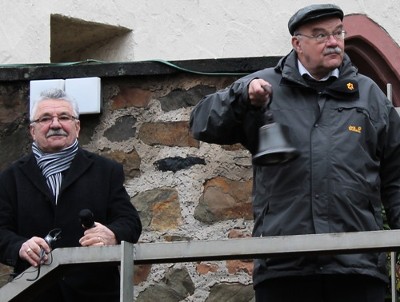 Erster Beigeordneter Erich Sapper (links) und Gerhard Henkelmann erffneten den Markt. (Fotos: vk) 