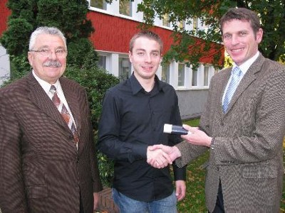 Heuchelheims Brgermeister Lars Burkhard Steinz (rechts) berreichte Daniel Schneider im Beisein von Erich Sapper (l.) ein Schreib-Set. Foto: Huber