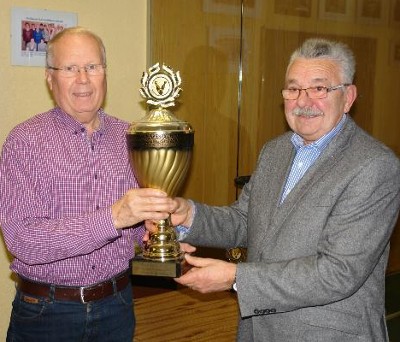 Erster Beigeordneter Erich Sapper (r.) berreichte den Wanderpokal fr den Verein mit den meisten Teams an Otto Stamm vom Schtzenverein Heuchelheim. Fotos: Waldschmidt